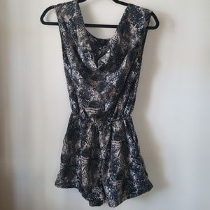 Sleeveless romper with pockets